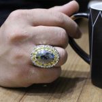 انگشتر دست ساز حدید صینی فاخر ایرانی اشکبوس با مخراجکاری 15 قطعه برلیان + حکاکی - Image 6