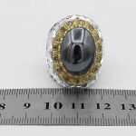 انگشتر دست ساز حدید صینی فاخر ایرانی اشکبوس با مخراجکاری 15 قطعه برلیان + حکاکی - Image 4