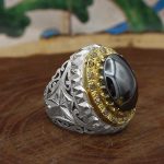 انگشتر دست ساز حدید صینی فاخر ایرانی اشکبوس با مخراجکاری 15 قطعه برلیان + حکاکی - Image 3