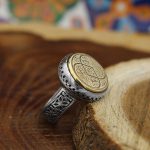 انگشتر حرز امام جواد (ع) نقره مردانه و زنانه طرح دایره ای آیت الکرسی + تربت امام حسین (ع) - Image 2