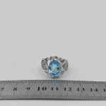 انگشتر توپاز الماس تراش نقره مردانه دست ساز طرح قلم زنی نیما - Image 5