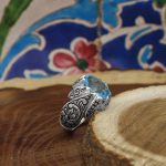 انگشتر توپاز الماس تراش نقره مردانه دست ساز طرح قلم زنی نیما - Image 2