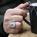 انگشتر توپاز الماس تراش نقره مردانه دست ساز طرح قلم زنی نیما - Image 4