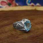 انگشتر توپاز الماس تراش نقره مردانه دست ساز طرح قلم زنی نیما - Image 3