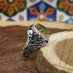 انگشتر زبرجد الماس تراش نقره مردانه دست ساز طرح قلمکاری حسبی الله + 4 قطعه برلیان - Image 2