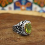 انگشتر زبرجد الماس تراش نقره مردانه دست ساز طرح قلمکاری حسبی الله + 4 قطعه برلیان - Image 3