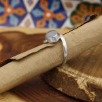 انگشتر عقیق کبود یمنی نقره زنانه طرح گلرخ - Image 2