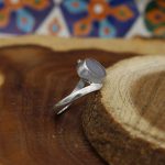 انگشتر عقیق کبود یمنی نقره زنانه طرح گلرخ - Image 3