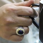 انگشتر یاقوت کبود الماس تراش نقره مردانه طرح عبدالله - Image 4