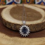 گردنبند یاقوت کبود الماس تراش نقره زنانه طرح نیلوفر - Image 3