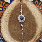 دستبند یاقوت کبود الماس تراش نقره زنانه طرح کیمیا - Image 3