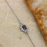 دستبند یاقوت کبود الماس تراش نقره زنانه طرح نغمه - Image 4