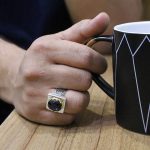 انگشتر یاقوت کبود الماس تراش نقره مردانه دست ساز طرح فرود - Image 3