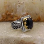 انگشتر یاقوت کبود الماس تراش نقره مردانه دست ساز طرح فرود - Image 2