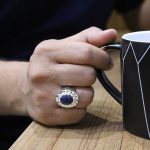 انگشتر یاقوت کبود الماس تراش نقره مردانه دست ساز طرح کیارش - Image 3