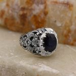 انگشتر یاقوت کبود الماس تراش نقره مردانه دست ساز طرح جمشید - Image 4