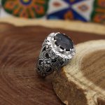 انگشتر یاقوت کبود الماس تراش نقره مردانه دست ساز طرح جمشید - Image 5