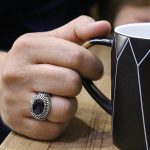 انگشتر یاقوت کبود الماس تراش نقره مردانه طرح تیرداد - Image 2