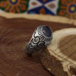 انگشتر یاقوت کبود الماس تراش نقره مردانه طرح تیرداد - Image 3